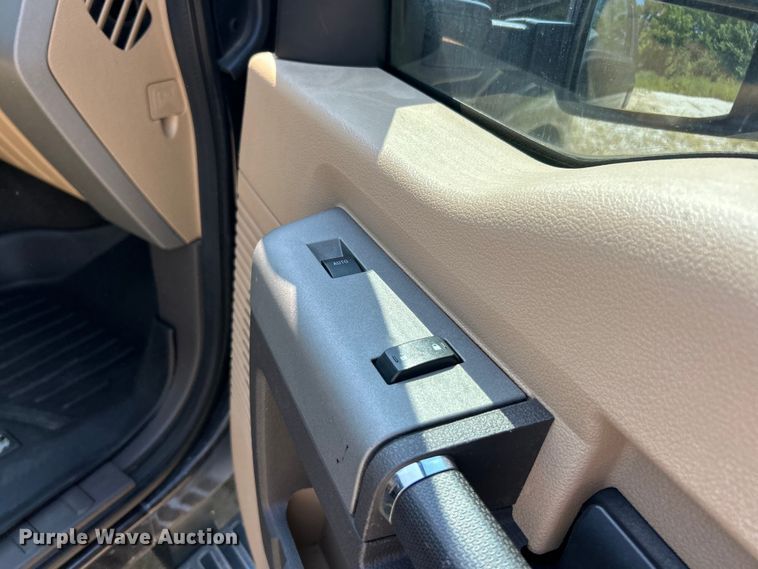 image for item ET3044 2014 Ford F250 Super Duty Lariat  Crew Cab pickup truck