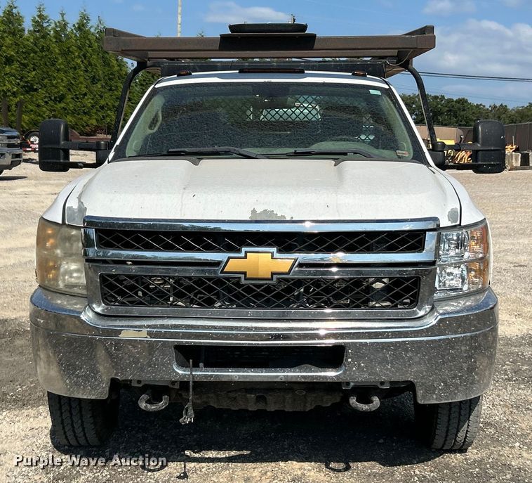 image for item ET3057 2013 Chevrolet Silverado 3500HD flatbed pickup truck