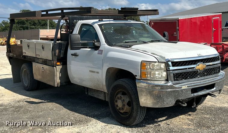 image for item ET3057 2013 Chevrolet Silverado 3500HD flatbed pickup truck