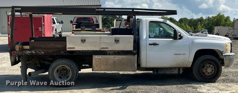 image for item ET3057 2013 Chevrolet Silverado 3500HD flatbed pickup truck