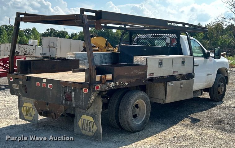 image for item ET3057 2013 Chevrolet Silverado 3500HD flatbed pickup truck