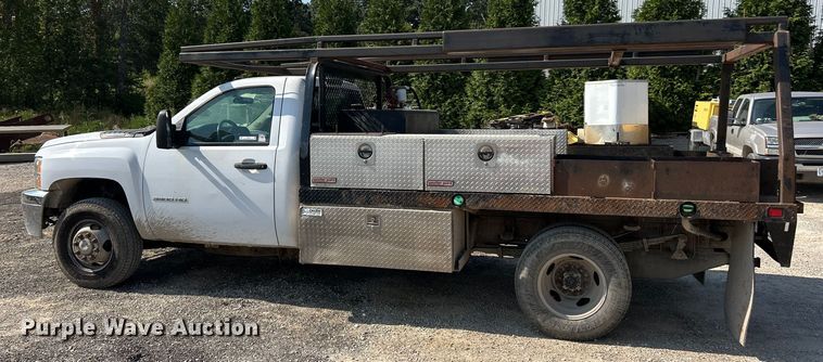 image for item ET3057 2013 Chevrolet Silverado 3500HD flatbed pickup truck