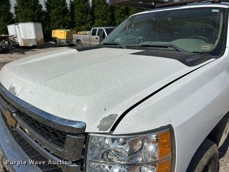 image for item ET3057 2013 Chevrolet Silverado 3500HD flatbed pickup truck