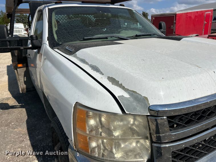 image for item ET3057 2013 Chevrolet Silverado 3500HD flatbed pickup truck