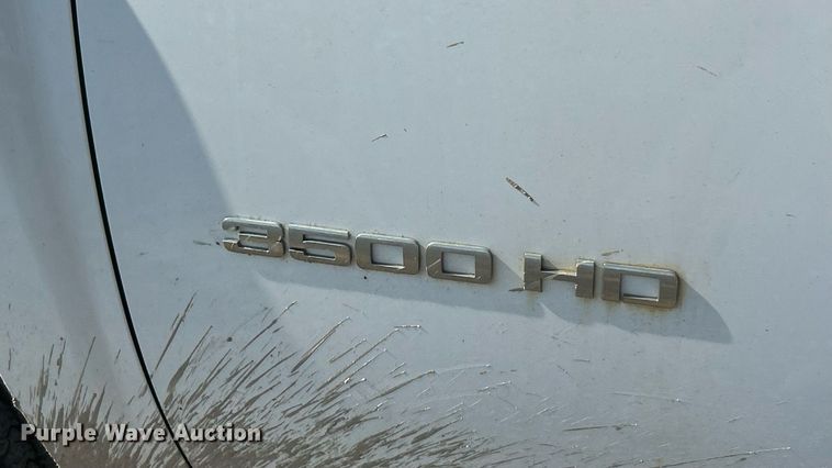 image for item ET3057 2013 Chevrolet Silverado 3500HD flatbed pickup truck