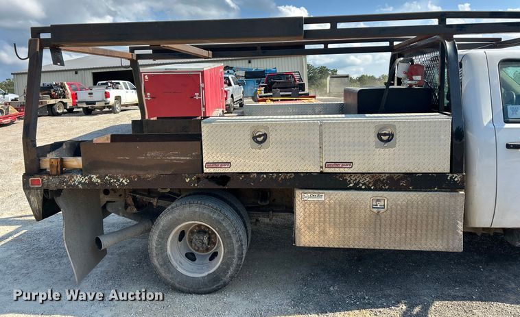 image for item ET3057 2013 Chevrolet Silverado 3500HD flatbed pickup truck