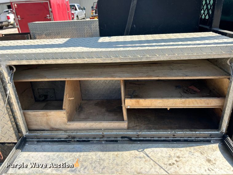 image for item ET3057 2013 Chevrolet Silverado 3500HD flatbed pickup truck