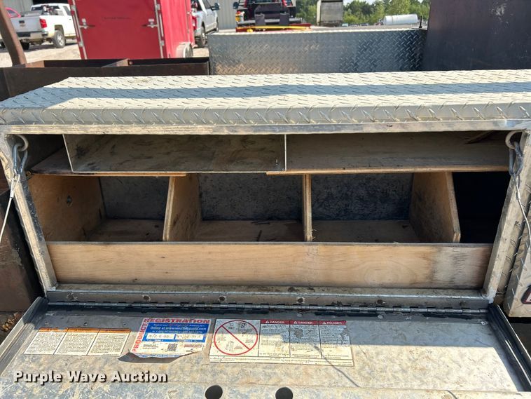 image for item ET3057 2013 Chevrolet Silverado 3500HD flatbed pickup truck