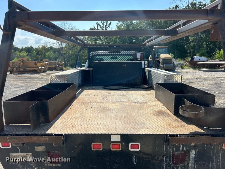 image for item ET3057 2013 Chevrolet Silverado 3500HD flatbed pickup truck