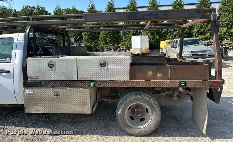 image for item ET3057 2013 Chevrolet Silverado 3500HD flatbed pickup truck