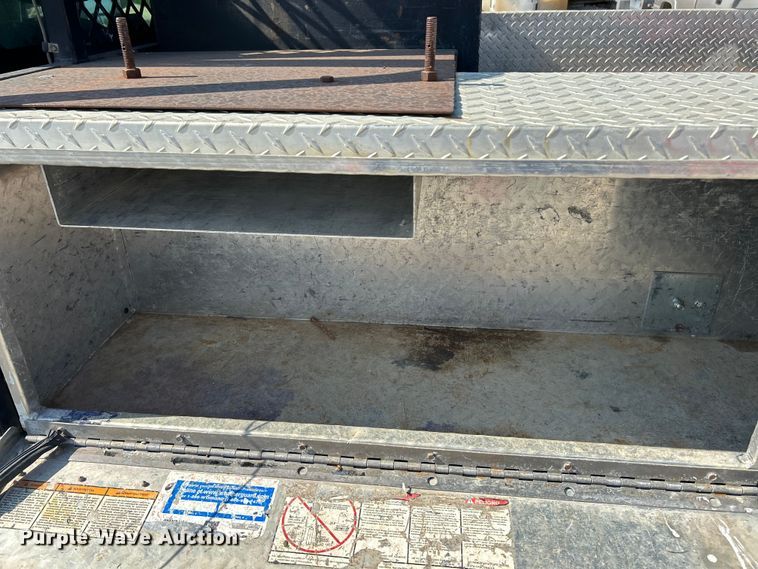 image for item ET3057 2013 Chevrolet Silverado 3500HD flatbed pickup truck