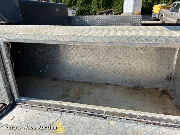 image for item ET3057 2013 Chevrolet Silverado 3500HD flatbed pickup truck