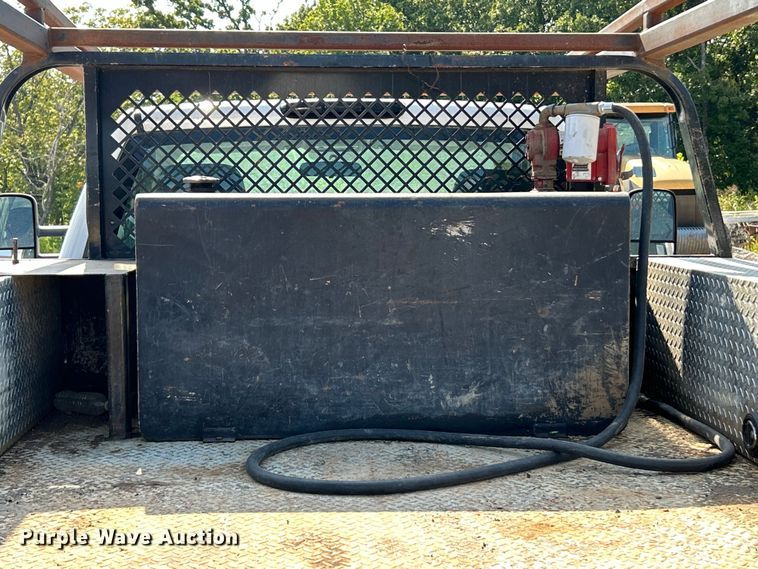 image for item ET3057 2013 Chevrolet Silverado 3500HD flatbed pickup truck