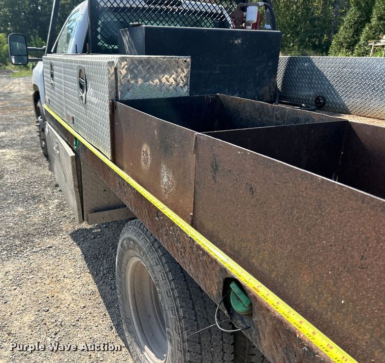 image for item ET3057 2013 Chevrolet Silverado 3500HD flatbed pickup truck