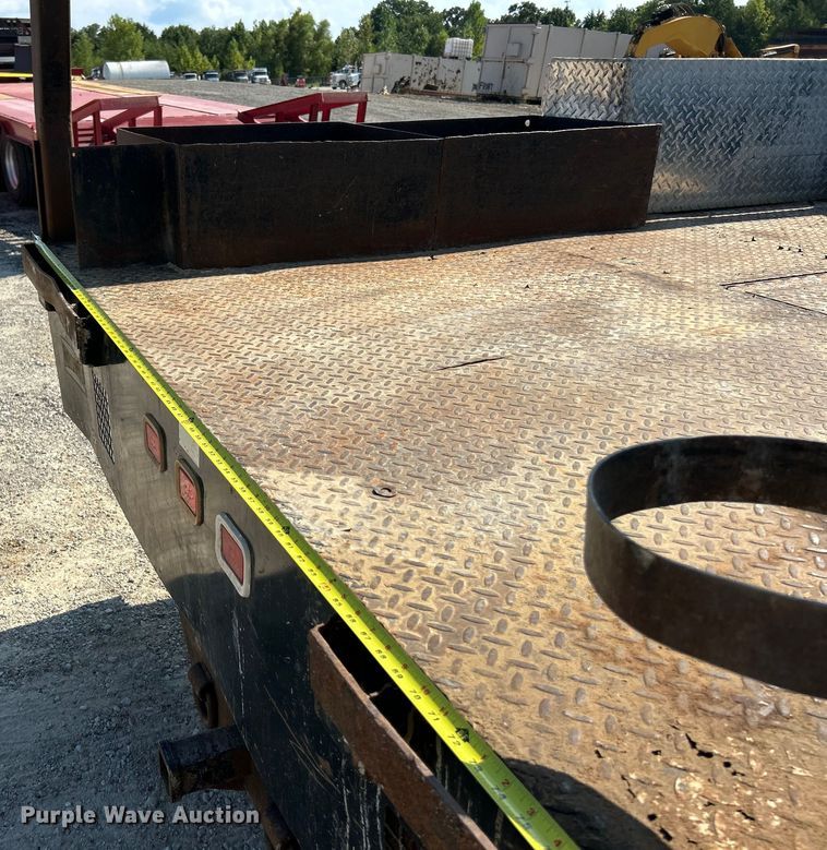 image for item ET3057 2013 Chevrolet Silverado 3500HD flatbed pickup truck