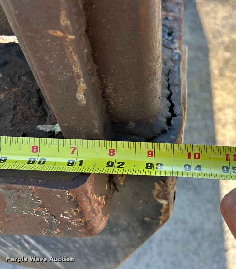 image for item ET3057 2013 Chevrolet Silverado 3500HD flatbed pickup truck