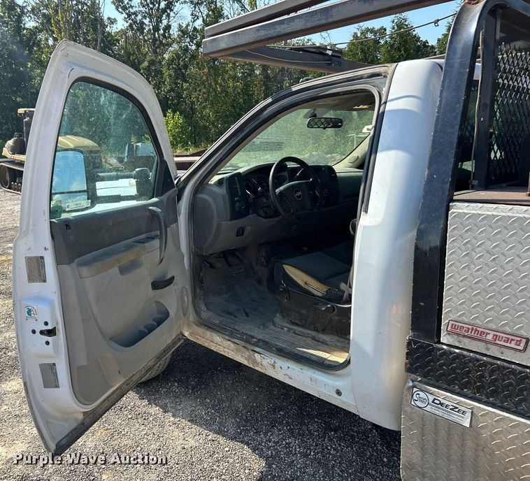 image for item ET3057 2013 Chevrolet Silverado 3500HD flatbed pickup truck