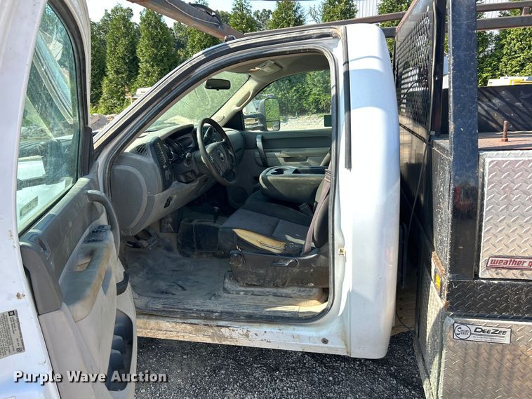 image for item ET3057 2013 Chevrolet Silverado 3500HD flatbed pickup truck