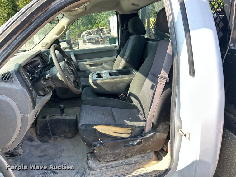 image for item ET3057 2013 Chevrolet Silverado 3500HD flatbed pickup truck