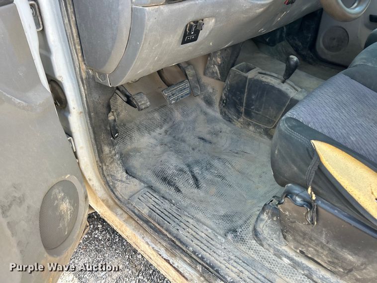 image for item ET3057 2013 Chevrolet Silverado 3500HD flatbed pickup truck