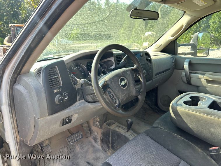 image for item ET3057 2013 Chevrolet Silverado 3500HD flatbed pickup truck