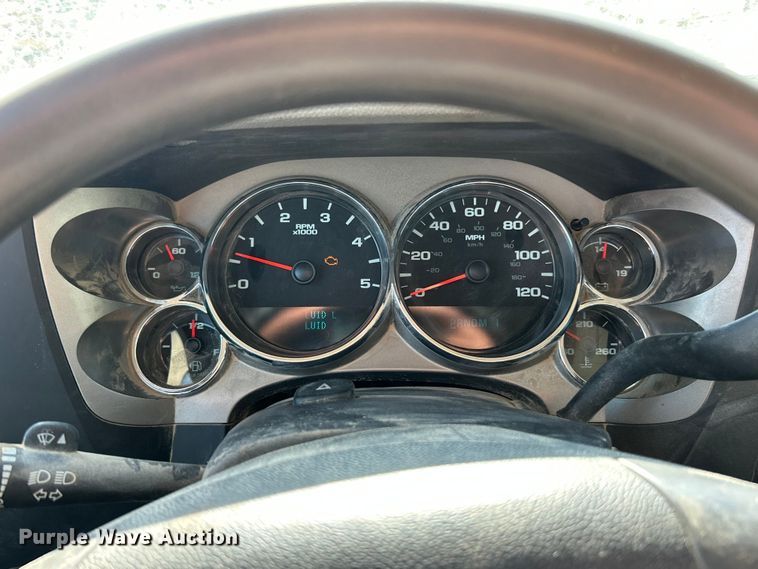 image for item ET3057 2013 Chevrolet Silverado 3500HD flatbed pickup truck