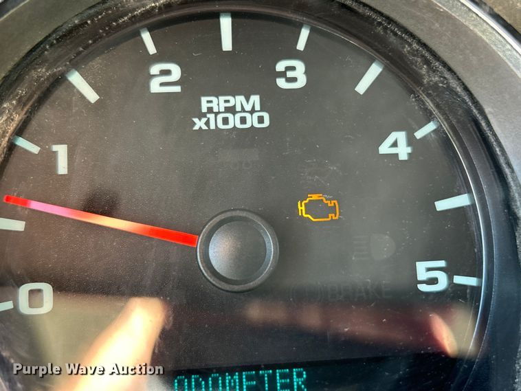 image for item ET3057 2013 Chevrolet Silverado 3500HD flatbed pickup truck