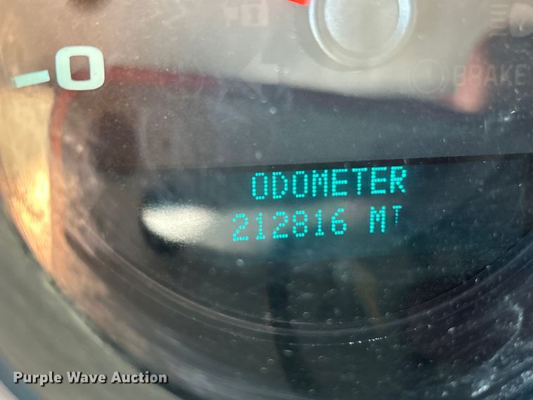 image for item ET3057 2013 Chevrolet Silverado 3500HD flatbed pickup truck