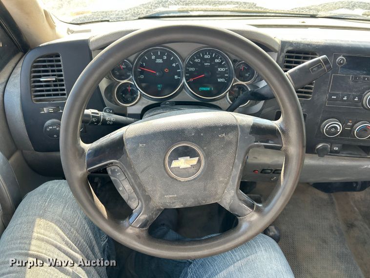 image for item ET3057 2013 Chevrolet Silverado 3500HD flatbed pickup truck