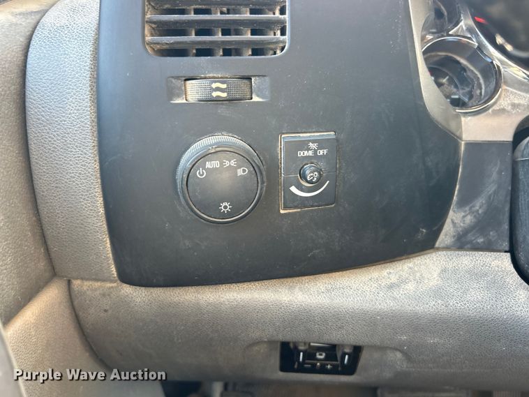 image for item ET3057 2013 Chevrolet Silverado 3500HD flatbed pickup truck