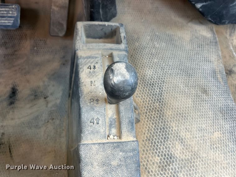 image for item ET3057 2013 Chevrolet Silverado 3500HD flatbed pickup truck