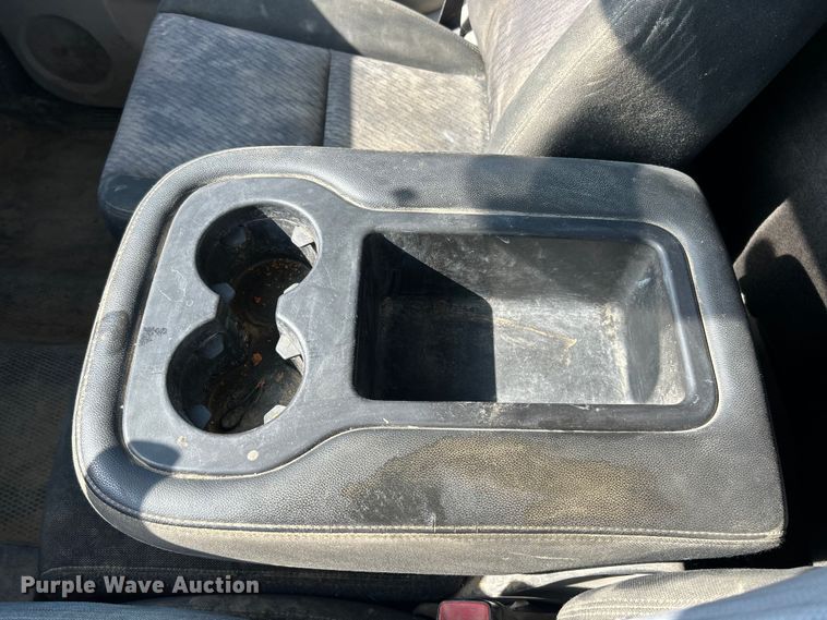 image for item ET3057 2013 Chevrolet Silverado 3500HD flatbed pickup truck