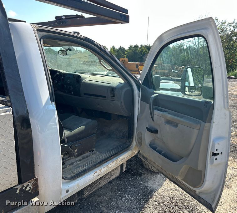 image for item ET3057 2013 Chevrolet Silverado 3500HD flatbed pickup truck