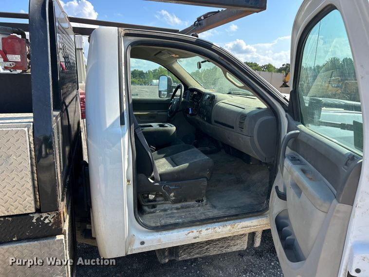 image for item ET3057 2013 Chevrolet Silverado 3500HD flatbed pickup truck