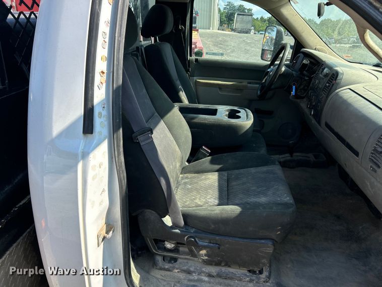 image for item ET3057 2013 Chevrolet Silverado 3500HD flatbed pickup truck