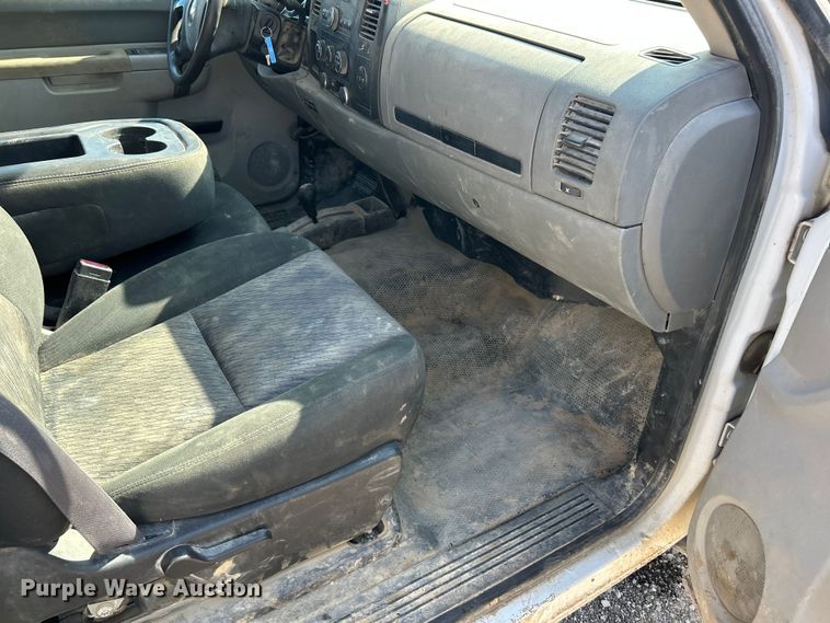 image for item ET3057 2013 Chevrolet Silverado 3500HD flatbed pickup truck