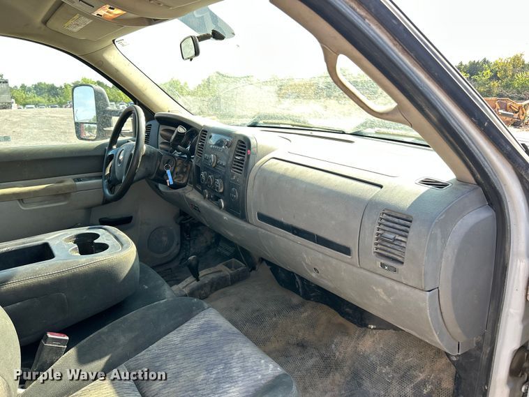 image for item ET3057 2013 Chevrolet Silverado 3500HD flatbed pickup truck