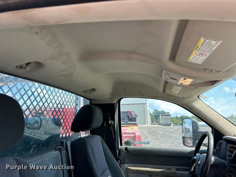 image for item ET3057 2013 Chevrolet Silverado 3500HD flatbed pickup truck