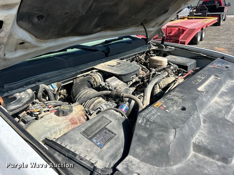 image for item ET3057 2013 Chevrolet Silverado 3500HD flatbed pickup truck