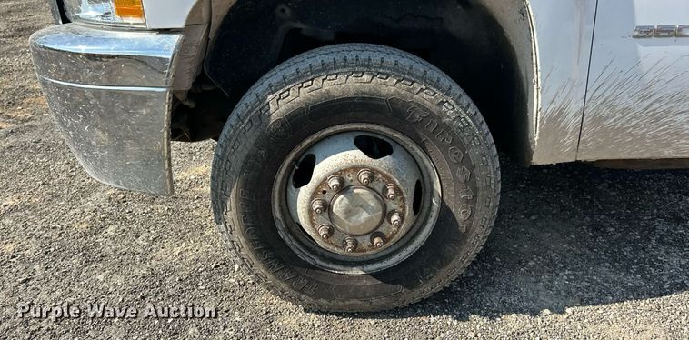 image for item ET3057 2013 Chevrolet Silverado 3500HD flatbed pickup truck