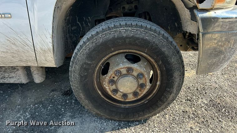 image for item ET3057 2013 Chevrolet Silverado 3500HD flatbed pickup truck