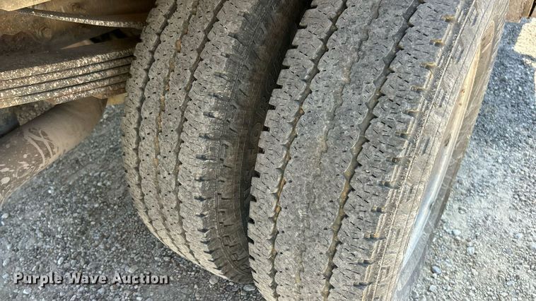 image for item ET3057 2013 Chevrolet Silverado 3500HD flatbed pickup truck