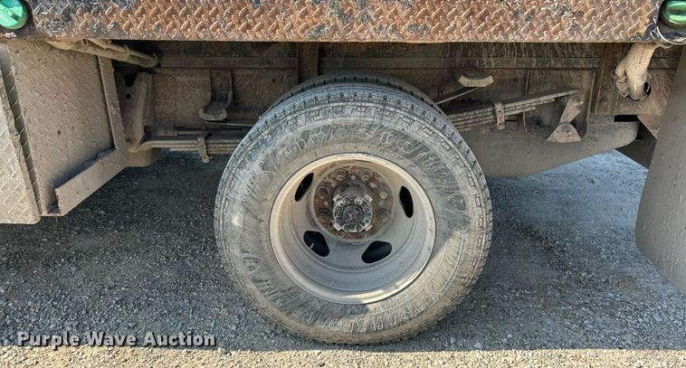 image for item ET3057 2013 Chevrolet Silverado 3500HD flatbed pickup truck