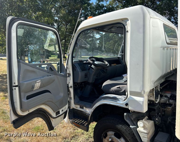 image for item ET3106 2008 Mitsubishi Fuso FE125 box truck