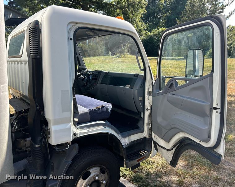 image for item ET3106 2008 Mitsubishi Fuso FE125 box truck