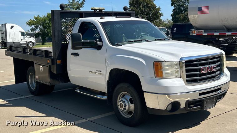 image for item ET3479 2007 GMC Sierra 3500HD flatbed pickup truck