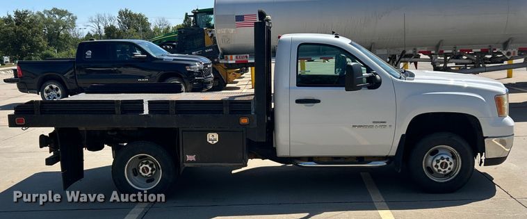 image for item ET3479 2007 GMC Sierra 3500HD flatbed pickup truck