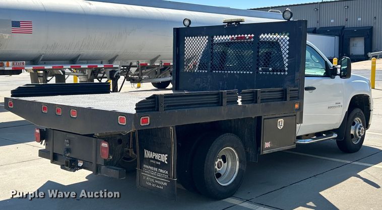 image for item ET3479 2007 GMC Sierra 3500HD flatbed pickup truck