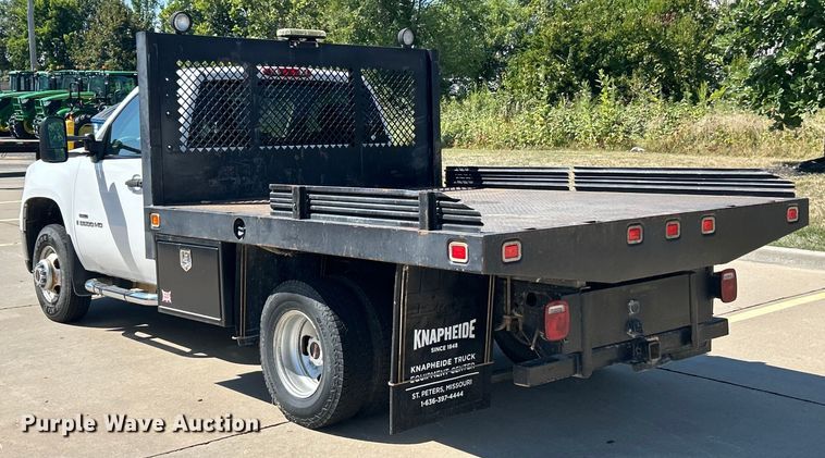 image for item ET3479 2007 GMC Sierra 3500HD flatbed pickup truck