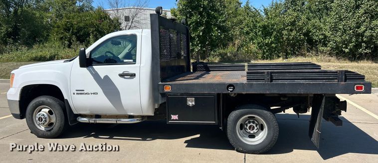 image for item ET3479 2007 GMC Sierra 3500HD flatbed pickup truck
